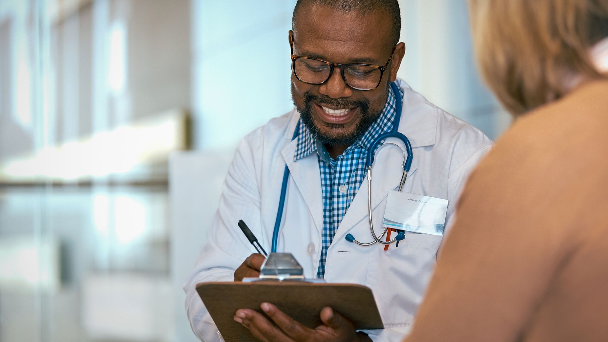 doctor_patient_male_wrighting_hero-16-9_2560x1440px