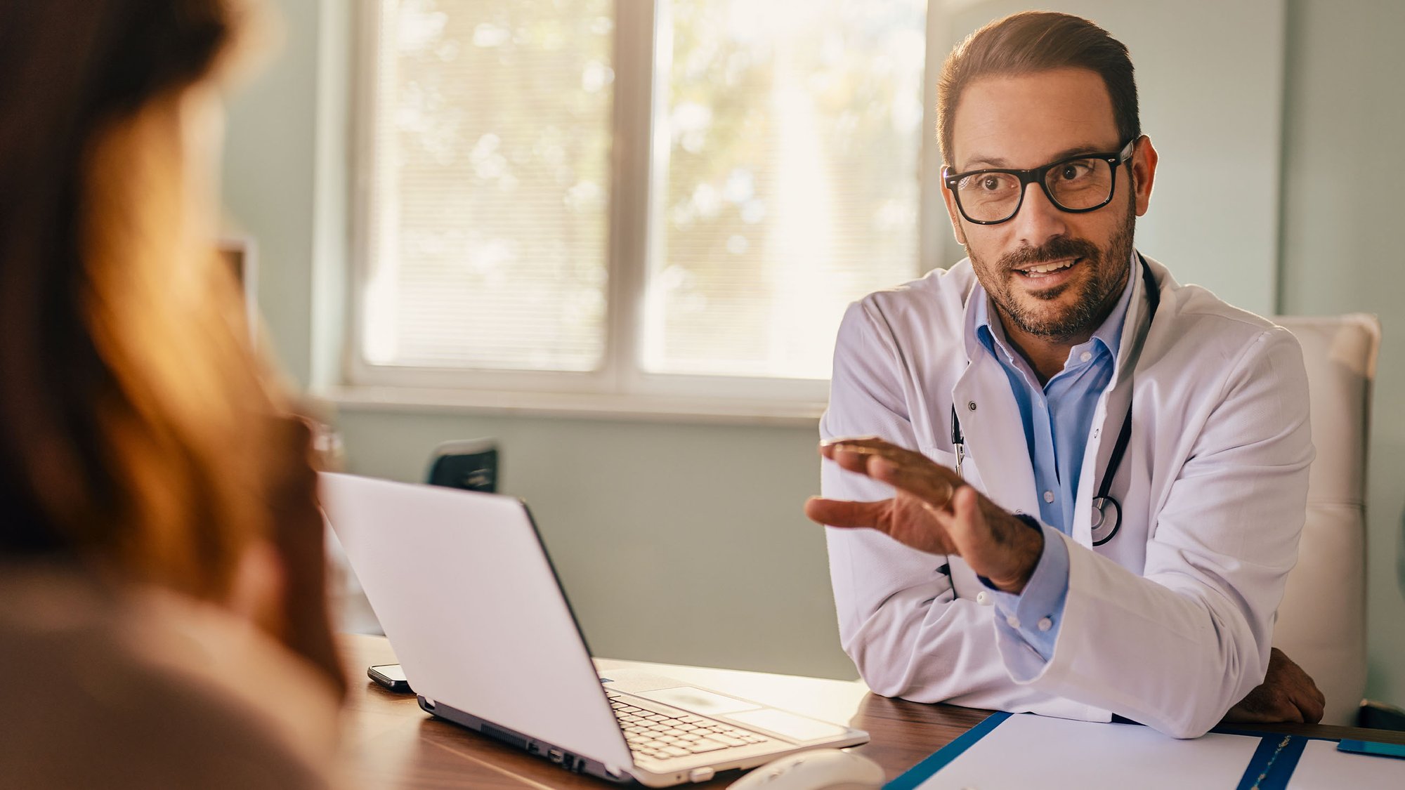 man_doctor_office_hero_16-9_2560x1440px