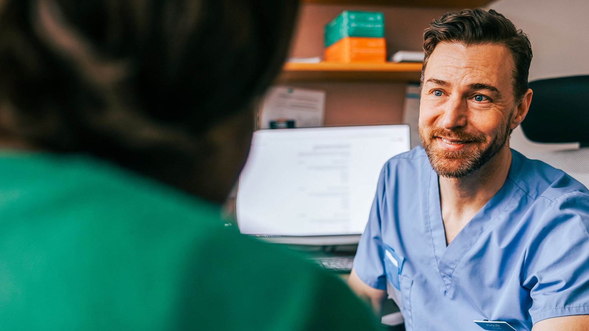 man_doctor_patient_office_hero_16-9_2560x1440px