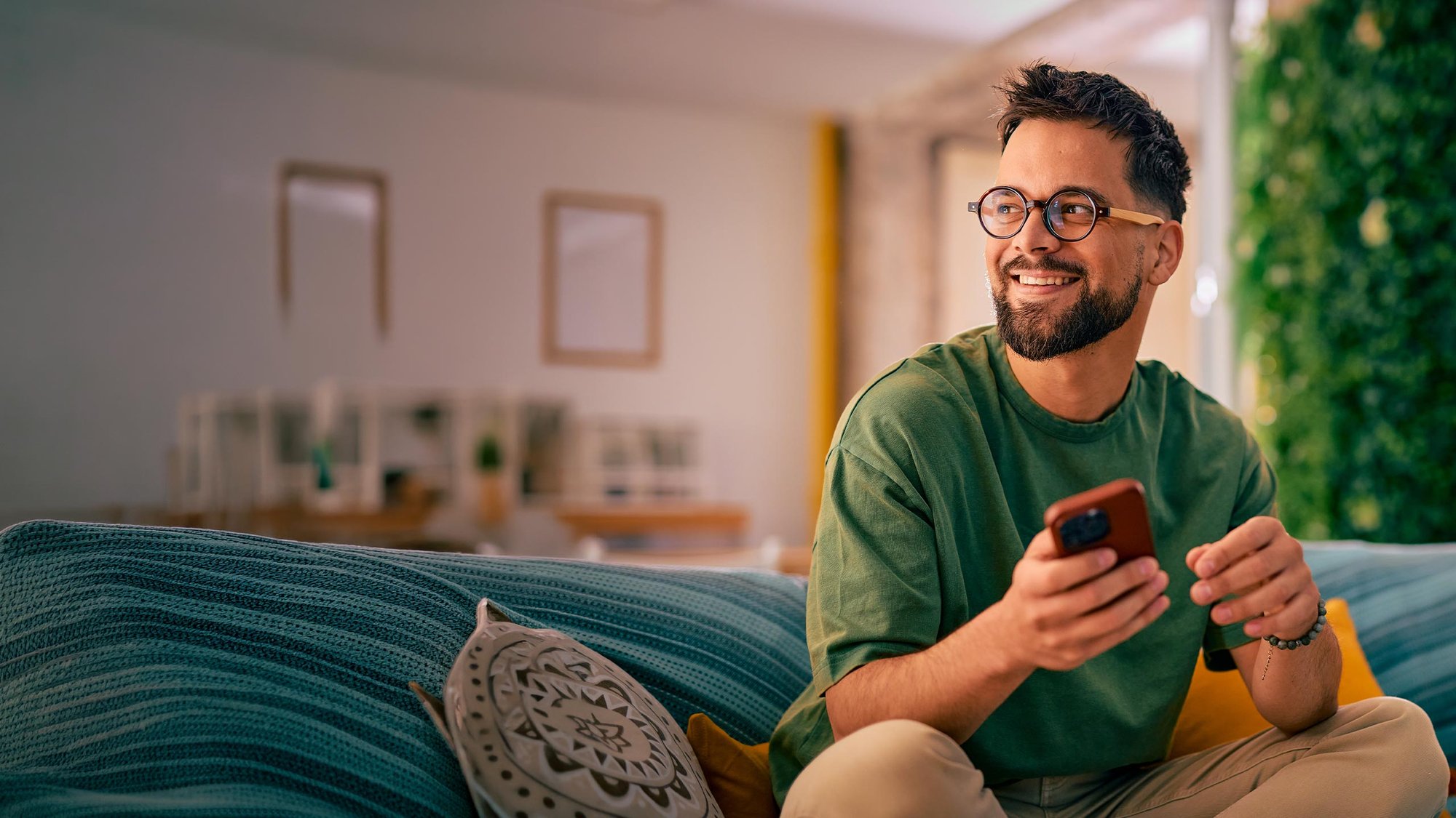 man-sofa-phone-hand-hero-16-9-2560x1440px