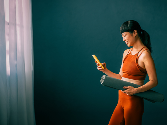 using-phone-yoga-clothes-4-3-544x408px