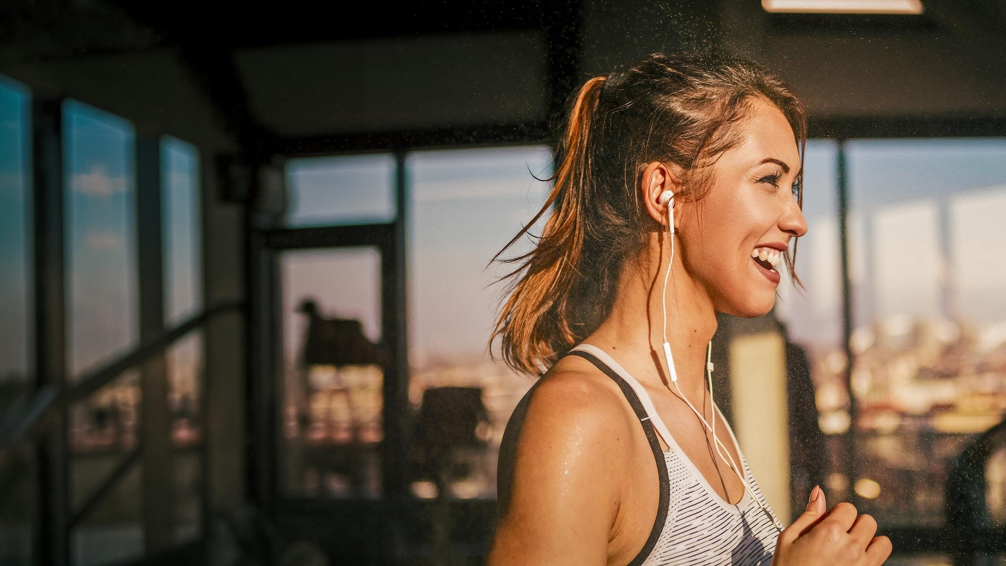 woman-smiling-gym-hero-16-9-2560x1440px