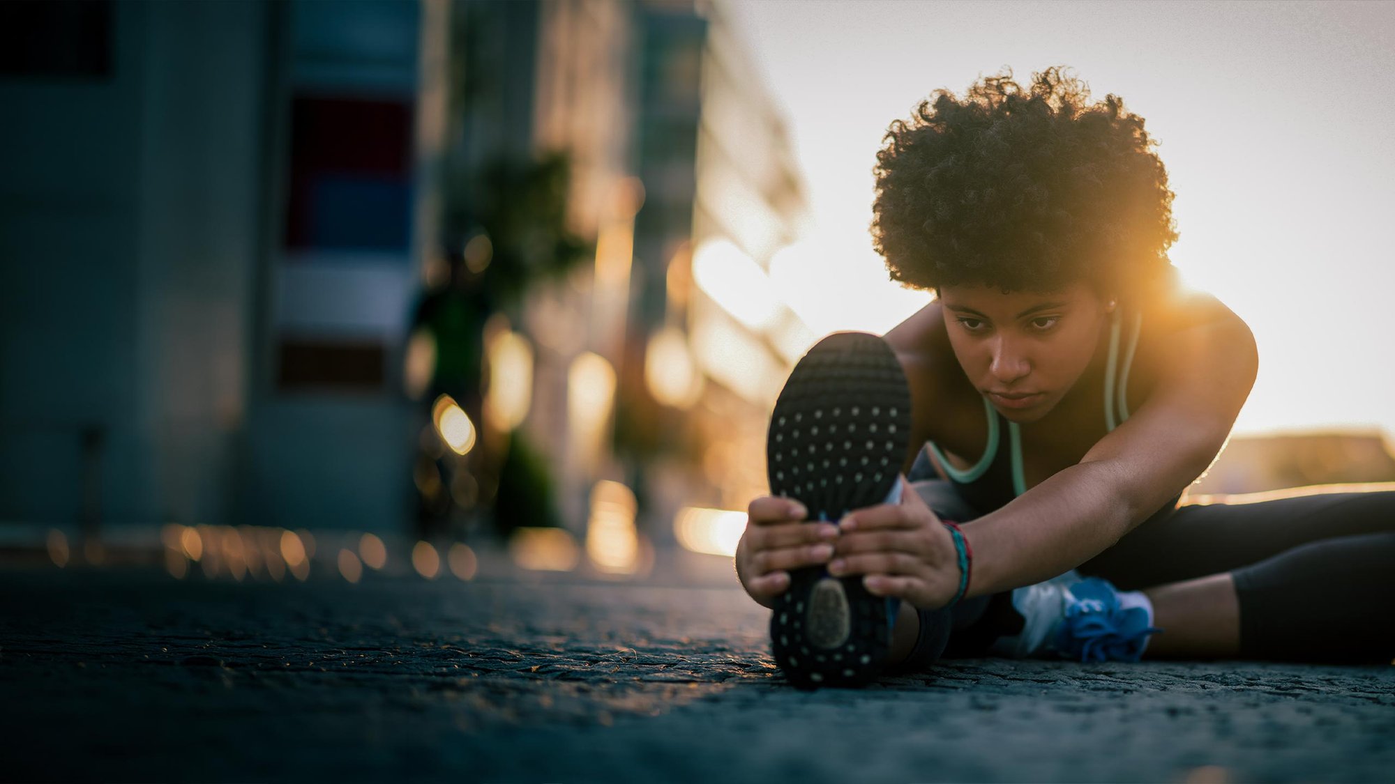 woman-stretching-street-hero-16-9-2560x1440px