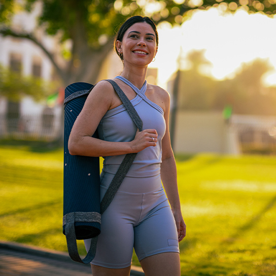 woman-walking-outside-yoganmat-1-1-544x544px