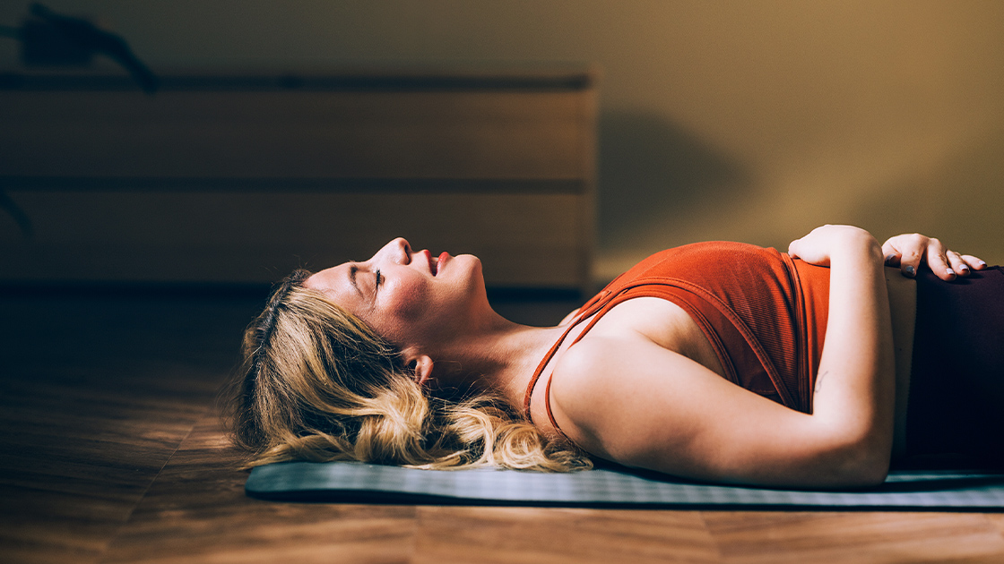 woman-lying-yoga-matt-16-9-1120x630px