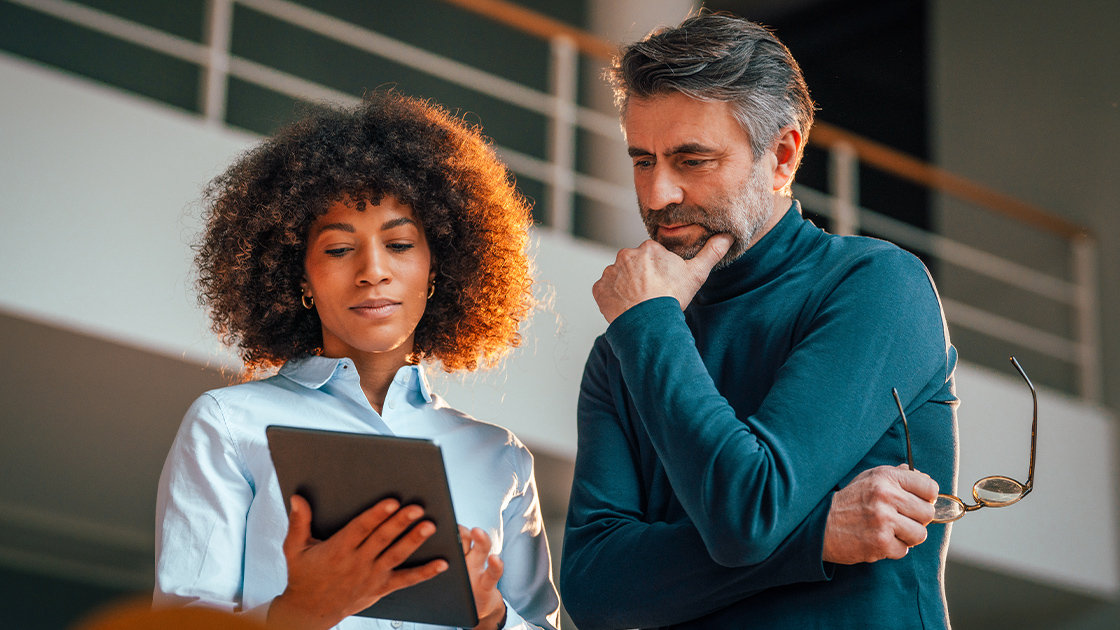 woman-man-coworkers-meeting-16-9-1120x630px
